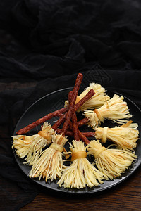 短的款待香奶酪苏卢古尼和沙拉米原创想法万圣节零食盛宴图片