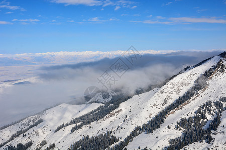 景区风优美最佳高山风景下有雾吉尔斯坦公园蓝天和色空之下有雾图片