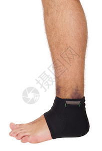 流动有脚踝支撑的年轻男子治疗白种背景孤立的扭伤一种赤脚图片