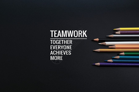 黑色背景彩铅笔的团队合作概念组带有单词TeamworkTogetherEveryoneAchieves等创造力职业领导者图片