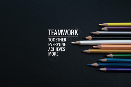 黑色背景彩铅笔的团队合作概念组带有单词TeamworkTogetherEveryoneAchieves等智力相信成功的图片