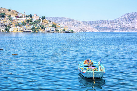 美丽的希腊西米岛Symi2019年6月7日019年6月7日希米岛海岸景象与希腊欧洲夏日锡米岛海岸景象前有多色房屋及蓝船的城镇景观图片