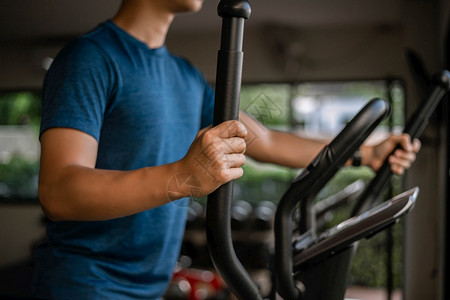 活力推训练体操概念一名男青少年在健身房做心血管运动将骑自行车机作为健康日常活动身体背景图片