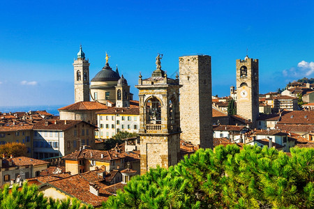 中央城市景观地标爬坡道Bergamo意大利米兰隆巴迪亚附近美丽的中世纪镇背景