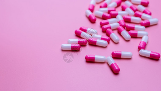 制药粉和白抗生素胶丸药片散布在粉底背景上抗生素药物智能使用治疗健康图片