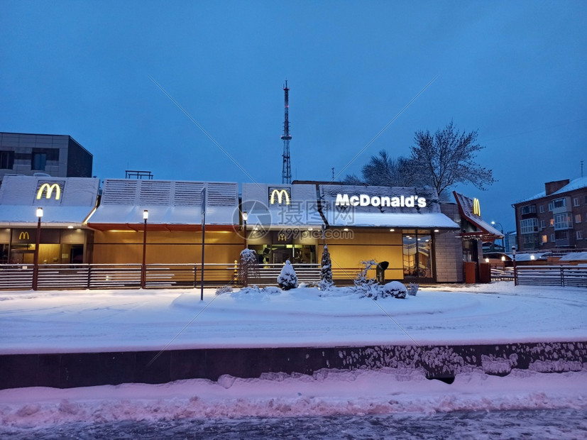 麦克午餐早McDonaldrsquos家庭餐厅在雪冬期间的标志图片