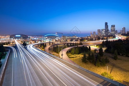 夜晚美国华盛顿州西雅图I5和I90之间的交叉点城市团结的图片