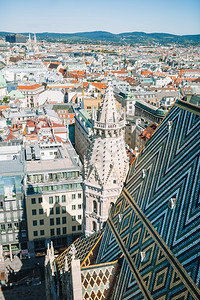 旅行从圣斯蒂芬大教堂的北楼圣斯蒂芬柯大教堂对维也纳屋顶的空中观察从圣斯蒂芬大教堂到奥地利首都维也纳斯特芬广场Stephanspl图片