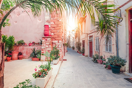 建筑物希腊克里特岛Sunny晨间奇异的狭小大众目地街道传统建筑和地中海城市的颜色浪漫度假和暑的地方在希腊Crete岛Sunny早图片