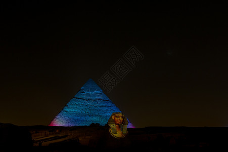 北在埃及开罗所有吉萨金字塔前一排骆驼运送旅游者女王非洲人图片