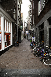 白色的荷兰阿姆斯特丹自行车泊场和传统古老的荷兰杜丘建筑2018年9月6日和2018落骑行动图片