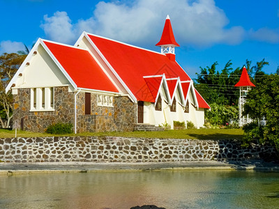 著名的海红色毛里求斯岛北部CapMalheureux红屋顶教堂图片