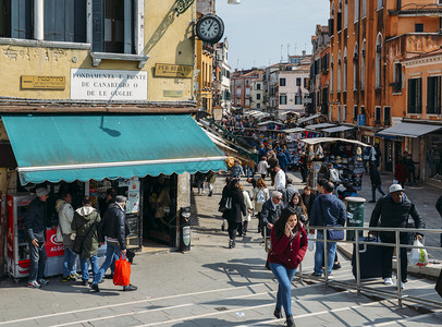 2018年3月日在威尼斯历史中心意大利的繁忙街道上行走2018年3月日零售商行人场景图片