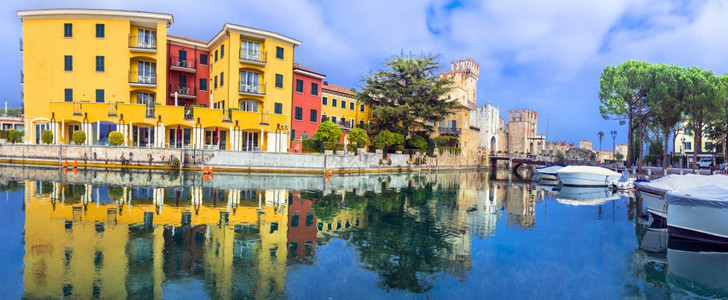 酒店历史意大利北部风景秀丽的湖泊LagodiGarda色彩缤纷的迷人西尔米奥内镇和斯卡利格罗城堡图片