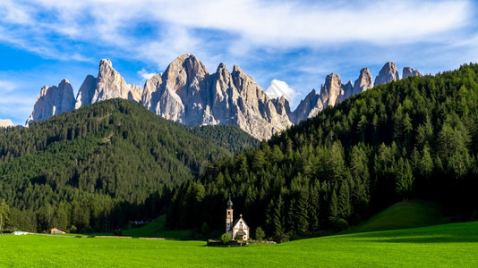 日落谷圣马格达莱纳或的Dolomite山峰村庄SantaMaddalena村和意大利南蒂罗尔具有典型教堂特点的SantaMadd图片