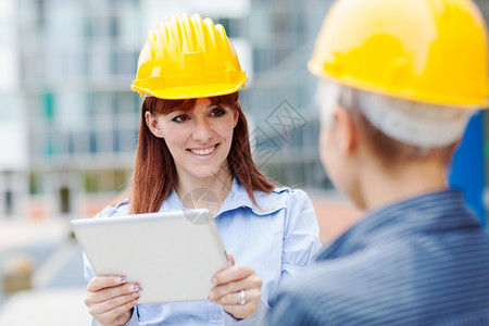 人们自信的蓝色女建筑商讨论其项目的照片女建筑商图片