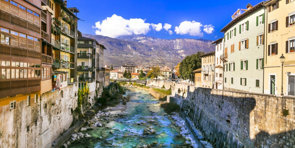 风景街道丰富多彩的罗韦雷托意大利北部特伦蒂诺阿尔托迪盖地区美丽的中世纪镇图片