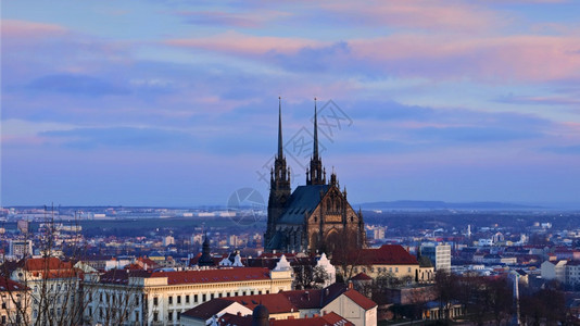 保罗古老的欧洲捷克欧洲最顶端城市布诺有纪念碑和屋顶的全市景色图片