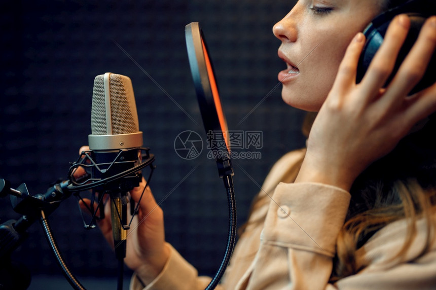 生产播送耳语女演员在麦克风上唱一首歌录音室内地记背景专业语音记录乐工作场所创造过程现代音频技术等背景工作室内演唱麦克风和录音室的图片