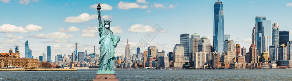 世界著名的国际自由女神像戴外科面具当时Covid19在纽约克市风景河流全统一状态冠流行建筑和上出现爆炸带有旅游概念图片