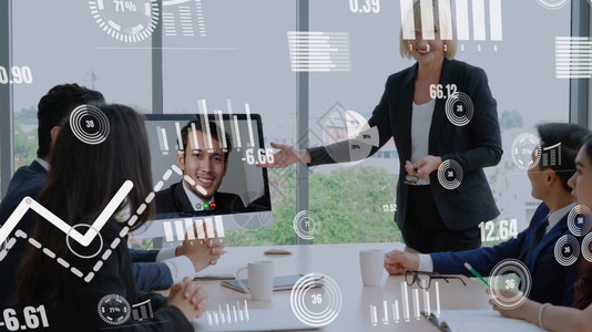 企业员工视频电话会议中商务人士的创意视觉营销数据分析和投资决策制定的数字技术概念企业员工视频电话会议中商务人士的创意视觉金融为了图片