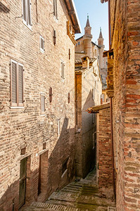 纪念碑文化城市的意大利马尔凯乌比诺文艺复兴小镇从意大利马尔凯乌比诺市一条狭窄的街道上可以看到公爵宫的景色图片