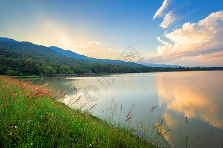 亚洲风景优美绿色在泰国清迈日落黄昏时怀忠涛水库与山林的景象泰国清迈图片