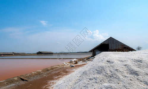 农场生产盐工业用的生料氯化钠矿物蒸发海水碘化盐蒸发喷射碳氢化合物盐氯钠矿物质原料蓝色的图片