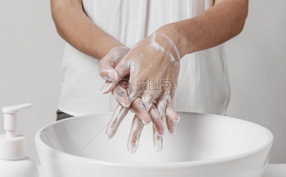 用水肥皂解析和高品质的美丽光照用水肥皂洗手高质量的美容照片概念精美的容照片黑头光泽度乙醇酸图片