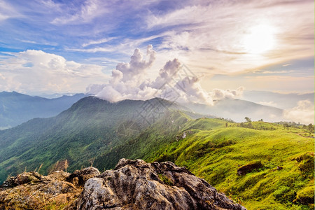 自然披范围从泰国清莱省PhuChiFa森林公园的角度看冬季日落时菲泛南山脉高云雾和天空的美丽景色质图片