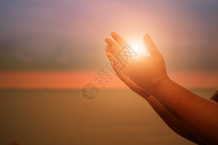 人类双手张开敬拜有魅力的治疗者上帝保佑帮助忏悔的天主教复活节盛放明珠祈祷宗概念背景祷告轮廓棕榈图片