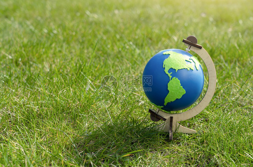 颜色地球的在春天或夏阳光明媚的日子站在绿草上生态符号绿色在花园草坪上的蓝色地球有复制空间概念4月2日地球植物草图片