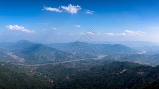 日落出俯瞰在山顶的全景大湄公河中你俯视泰国和老挝边界在多知同堂清莱魁柯斯隐藏天堂泰国全景湄公河等美丽的旅游点远在泰国和老挝边境图片