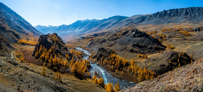 溪流云全景是阿尔泰一条流经阿尔泰山脉和该地区自然的山河流全景是阿尔泰一条流动在阿尔泰山脉和该地区自然之间的山河流假期图片