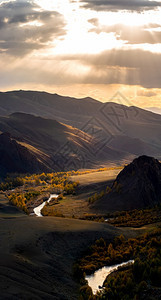 全景是阿尔泰一条流经阿尔泰山脉和该地区自然的山河流全景是阿尔泰一条流动在阿尔泰山脉和该地区自然之间的山河流高原天图片