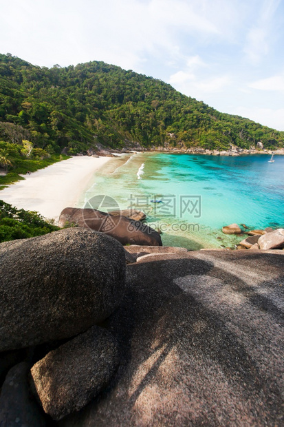 夏天清晨西米兰群岛的宁静风景来自石山的美丽景色明亮和美丽的松绿海水泰国南部顶尖旅游景点斯米兰客海景图片