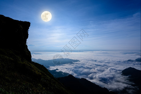 泰国清莱省PhuChiFa森林公园冬季峰顶山上深蓝天空的云和雾中闪着明亮白光的月圆美丽景观自然满月泰国清莱省朴志法森林公园白色的图片