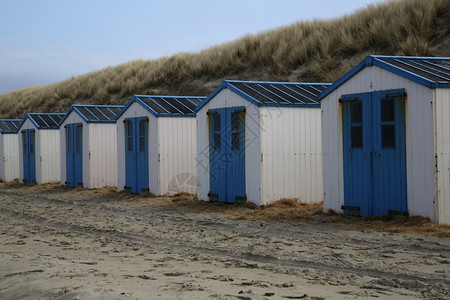 舱DeKoogTexel荷兰的海滩上蓝色房屋丰富多彩的欧洲图片