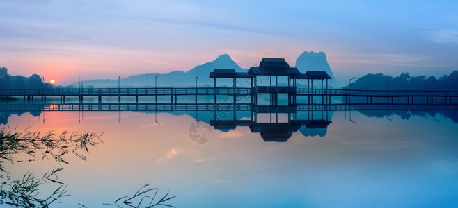 广州保利世贸博览馆户外帕惊人的缅甸HpaAn湖边的日出桥和博览馆令人惊叹的公园景观全缅甸HpaAn背景