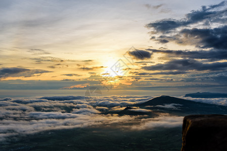 旅行天气美丽的自然景观太阳在海雾之上笼罩着山峰和明亮的天空在冬季日出时遮盖着高山和晴空从泰国卢埃省普鲁伊亚公园PhuRueaNa图片