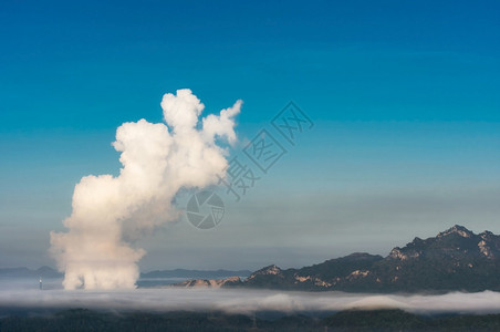 多雾路段早上对煤电厂MaeMohLampang的空气污染与雾鸟眼看到空气污染天抽烟图片