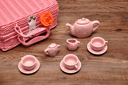 美丽玩具咖啡一块瓷花茶有粉红色篮子和橙玫瑰图片
