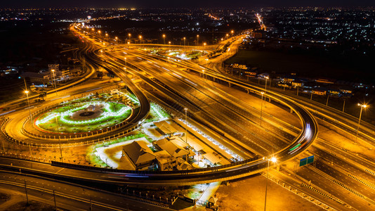 结建筑学运动在泰国的交通和后勤业务上在夜间长照射下用无人机摄像头对着照明和移动车头灯拍摄空中最高视线进行空中透光新连接式高速公路图片
