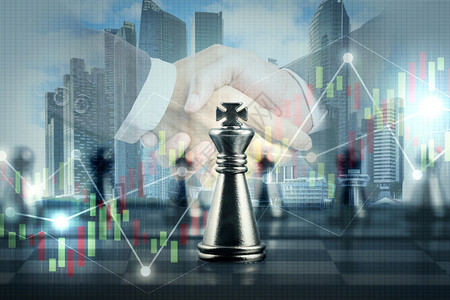 团队合作会议双接触的商人与金融市场股票图表握手象棋盘游戏比赛商业伙伴关系成功及战略计划和领导力概念等双重风险交易人握了金融市场股图片