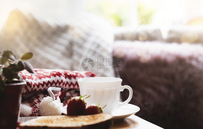 清晨光照在咖啡桌上烤熟或者可以在阳光明媚的秋天或冬与面包一起放松下午茶叶的可舒适场景在阳光明媚的白天或冬松弛茉莉花英国的图片