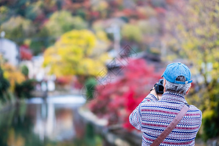 年长者在阿拉希山拍摄影多彩叶山亚洲旅行者访问京日本秋季度假节日和观光赏概念竹子树叶摄影师图片