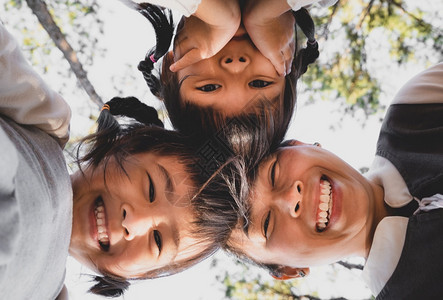 一种生活两个穿夏装的可爱亚洲小女孩和一个美丽的年轻母亲玩得开心在公园妈和家庭概念中笑快乐地着在公园里偎图片