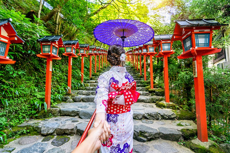 保持文化将他带到日本京都的Kifune神庙在日本京都举行盛事并带他去Kifune神庙裙子图片