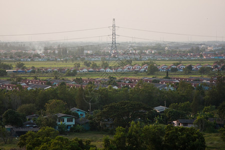 天空晚上住在农村到城市里住电线网晚间在城市里过夜黄昏乡村的背景图片