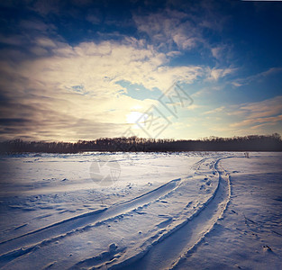 路边在日落的天空下穿过雪田的道路寒冷太阳图片